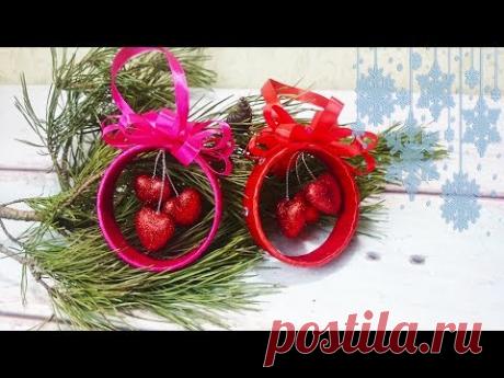 Новогодние игрушки из бобин от скотча. Ёлочные украшения своими руками.