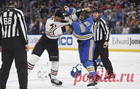 Форвард "Сент-Луиса" Барбашев сделал хет-трик Горди Хоу в матче НХЛ с "Чикаго". Российский форвард отметился голом, сделал результативную передачу и поучаствовал в драке