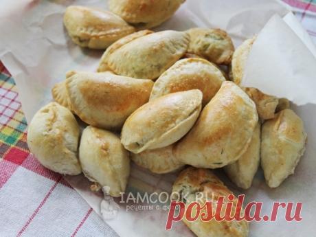 Пирожки с творогом и зеленью Маленькие песочные пирожки с творогом и зеленью - отличный вариант завтрака, перекуса или дополнения к праздничному закусочному столу.
