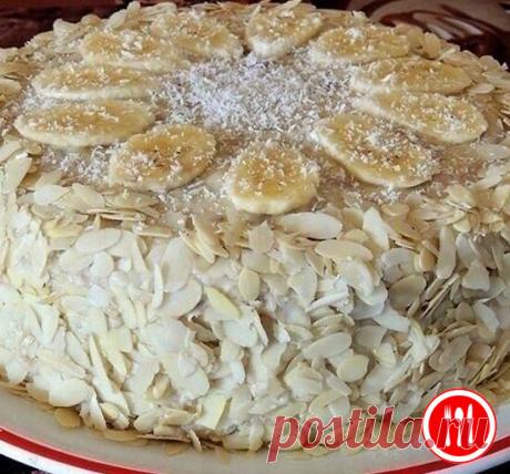 Банановый торт
Ингредиенты:
Яйца — 5 шт.
Сахар — 200 г
Майонез — 300 г
Сгущенное молоко — 1 банка
Мука — 1 стак.
Разрыхлитель — 1 пакетик
Бананы — 3 шт.
Сливочное масло (для крема) — 150 г
Сгущенное молоко (для крема) — 0,5 банки