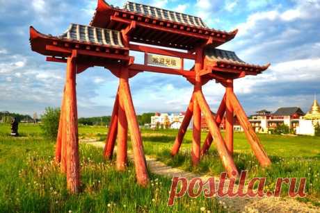 Все знают про юрту и мазанку, но слышали ли вы когда-нибудь об аилу, нор-коле и туэдзи? Эти и другие дома коренных народов России можно рассмотреть в этнографическом парке-музее «Этномир». Здесь в шаговой доступности друг от друга юты и избы, а также культурные центры Индии и Непала. А в огромном крытом павильоне под названием «Вокруг света» представлены дома разных стран — от Японии до Австралии: фасады, интерьеры, характерные детали и предметы экспозиции. Кроме того, «Этномир» — это ещё и…