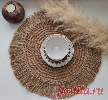 Плейсматы. Сервировочные салфетки крючком. | Вязаные крючком аксессуары Последние годы для сервировки стола используют плейсматы. Они могут быть разной формы и из разных материалов.Полипропиленовые , пластиковые, из соломки натуральной или бумажной,из плотного текстиля. и кожи.Используются как в повседневной жизни так и помогут...