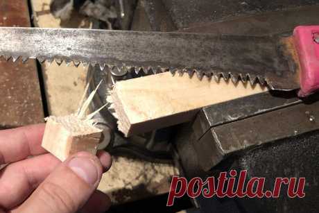 Затачиваем ножовку по дереву и делаем разводку зубьев | Мастерская Самоделок | Пульс Mail.ru Со временем на ножовке по дереву затупливаются зубья и их нужно затачивать. В данной статье покажу, как вручную произвести заточку пилы в домашних...