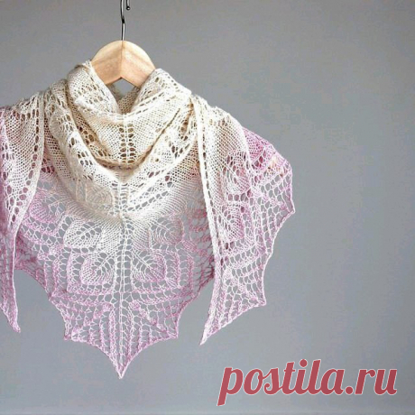 Шаль из  Alize Bella Batik Design Шаль имеет треугольную форму, вяжется сверху вниз. Начало вязания — середина верхней кромки, прибавления располагаются вдоль центральной петли и по краям полотна. Узор выполняется в лицевых рядах, в изнаночных рядах все петли, в том числе накиды, вяжутся изнаночными.Уровень...