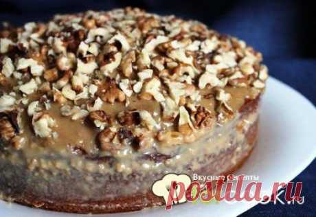 Пирог с вареной сгущенкой и грецкими орехами