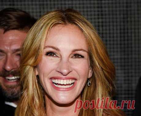 16-летняя дочь Джулии Робертс впервые прошлась по красной дорожке Каннского фестиваля