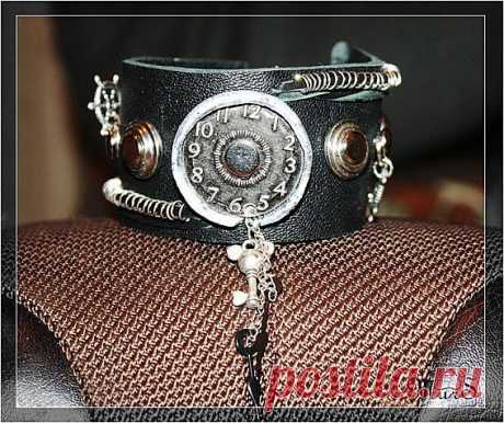 Браслет в стиле стим панк. Материал - кожа натуральная (черная), металлическая фурнитура