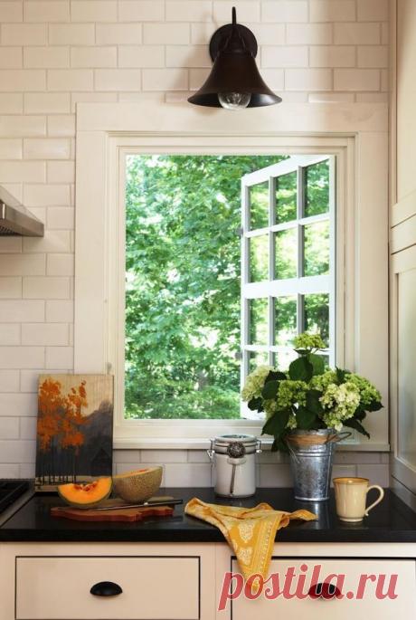 Тренд сезона: кухня под окном