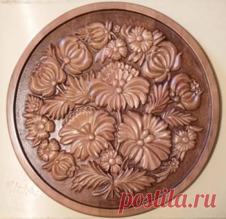 Декоративная тарелка, по мотивам Петриковской росписи. 2018г. Ольха,морилка,лак, диаметр 485 мм. Автор: Валерий Ляхов