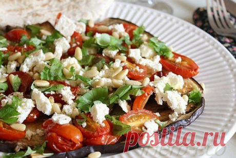 Wall | VK
Тёплый салат с баклажанами и кедровыми орешками
Баклажаны (тепличные не горчат, поэтому никаких предварительных процедур с присаливанием я не делаю), нарезанные слайсами припечь с обеих сторон до готовности, смазав маслом (я это делаю в мультиварке - режим "запекание", едва смазав дно раст. маслом с открытой крышкой), присолить уже после готовности.