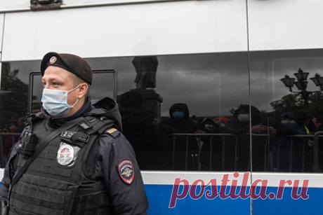 Граждане Узбекистана взяли заложников в кальянной Петербурга. В Петербурге сотрудники полиции задержали шестерых подозреваемых, взявших в заложники людей в кальянной. В отдел МВД доставлены трое мужчин и три женщины в возрасте от 18 до 23 лет. Почти все они граждане Узбекистана, были вооружены тремя ножами, кастетом, металлическими трубами и пневматическим пистолетом.