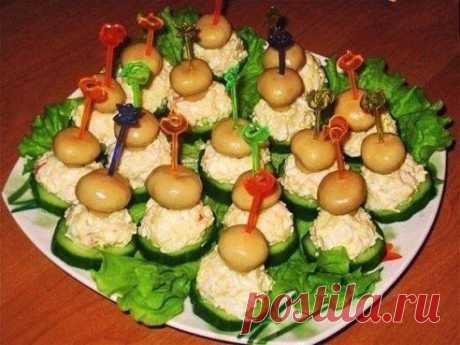 Закуска на шпажках "Грибная поляна"
Кружок огурца, затем шарик из салатной массы, сверху маринованный грибочек - всё это проткнуть шпажкой.
В салатную массу входят измельченные крабовые палочки, тертый сыр, мелко нарезанное яйцо и майонез (сметана).
Очень красивая и вкусная закуска.
•••подробнее