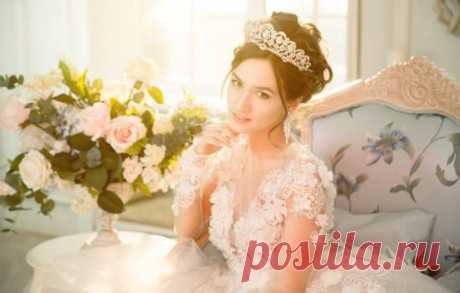 Свадебные прически с диадемой: с чёлкой и без, на волосы разной длинны. Трендовые вариации свадебных причесок с диадемой . Милая Я