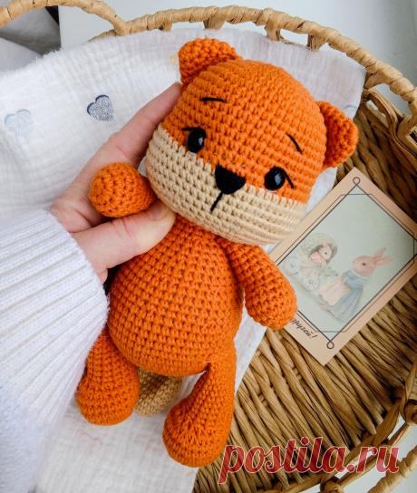PDF Лисёнок крючком. FREE crochet pattern; Аmigurumi toy patterns. Амигуруми схемы и описания на русском. Вязаные игрушки и поделки своими руками #amimore - лиса из обычной пряжи, лисица, лисёнок, лисичка.