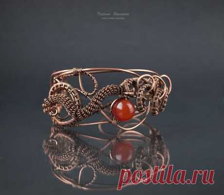 Браслет из меди с сердоликом
Wire Work браслет медный с сердоликом. Сердолик помогает понять и осознать, как найти свое уникальное место в жизни и как применить свои силы в физическом мире.
Сердолик наделяет стойкостью и жизненной силой. Прекрасный камень для восполнения энергии, также сердолик можно использовать для очищения других камней и минералов.