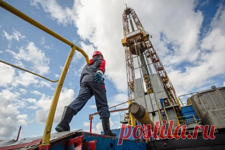 Выплаты нефтяникам по демпферу захотели сократить вдвое. Правительство захотело сократить вдвое денежные выплаты нефтяным компаниям с 1 сентября, в случае принятия решения отрасль станет получать на 50 миллиардов рублей в месяц меньше. У нефтяных компаний такое решение сопротивления не вызвало. Изначально Минфин планировал снизить выплаты уже в июле.