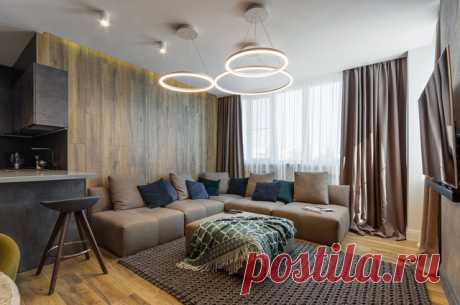 «В этой квартире живет молодой бородатый парень со своей семьей, у него было много пожеланий к будущему интерьеру, но гланое звучало примерно так: квартира, в которой можно кайфовать». Читайте статью Андрея Колесникова о квартире в стиле русского минимализма с тотальной перепланировкой »