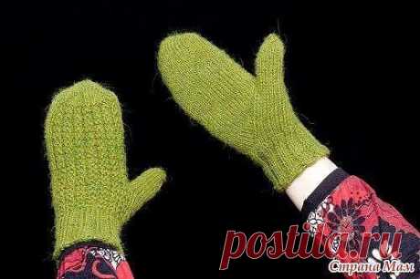 Рукавицы с индийским клином для большого пальца 
Заинтересовал меня этот способ вязания
Пример.
Вы набрали предположим 44 петли, вяжите манжету любым способом, резинку или как вам нравится. 
После манжеты надо провязать без формирования клина несколько рядов, пусть это будет 5 рядов, Для этого со стороны ладони вы вяжите лицевой гладью, а с тыльной стороны ладони будет вязаться рисунок какой вам нравится. 
Все петли распределены поровну на 4 спицах.
Далее вы определяетесь...