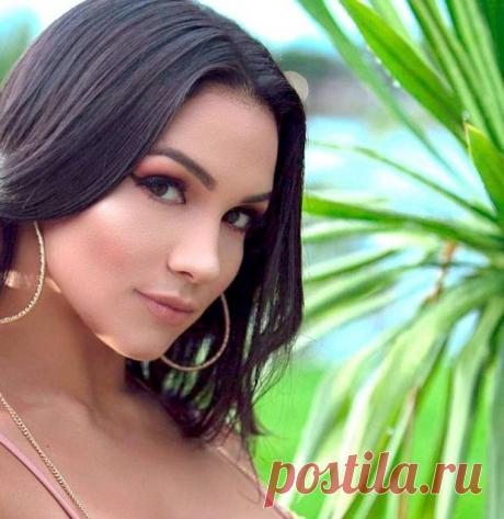 Бедрастая Наташа удивила непривычным образом: фитоняшка тоже может быть женственной