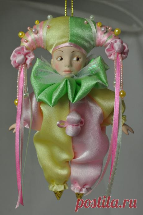 Арлекин из фарфора – авторская ёлочная игрушка Каталог елочных игрушек ручной работы в интернет-магазине. Фарфор. Авторские коллекционные и интерьерные куклы на нашем официальном сайте.