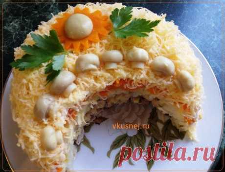 Как приготовить салат Русская красавица Праздничный салат моего детства, который по-прежнем любим, напоминает о лучших, ярких, праздничных днях. Салат Русская красавица многослойный, сочный и очень…