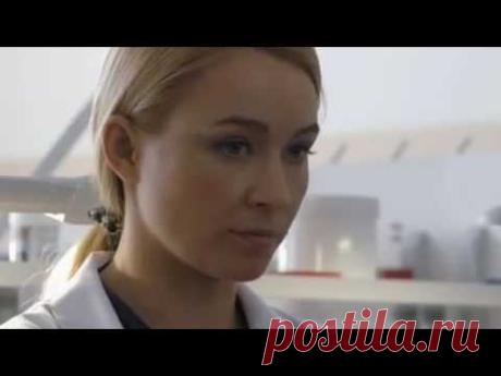 Более трёх миллионов долларов два сотрудника в штатском везут в обычной Волге, без всякой охраны по улицам города... С первых секунд этой сцены понятно, что будет дерзкое ограбление, ожидание которого ещё больше "подстёгивает" интерес зрителя ждать следующей серии...