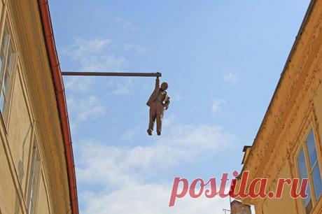 Висящий человек, Прага, Чехия. Кого бы, вы думали, изображает эта скульптура?
Как ни странно, это основатель психоанализа Зигмунд Фрейд. Скульптор Давид Черны создал это произведение в ответ на вопрос о том, какую роль интеллектуалы будут играть в новом тысячелетии...