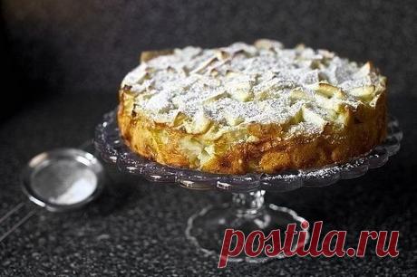 ШАРЛОТКА обычная
-6 больших яблок
-3 больших яйца
-1 стакан (200гр) сахара
-1 чайная ложка ванильного сахара
-1 стакан (200-250гр) муки
-щепотка молотой корицы
-сахарная пудра