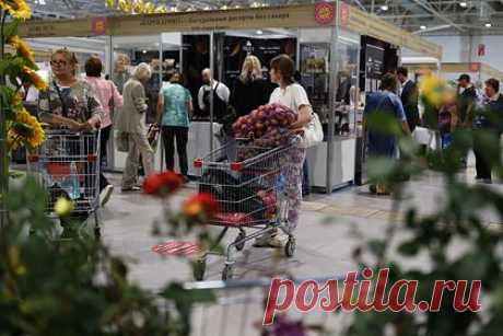 Россиянам назвали правильный способ совершать покупки. Часто люди при посещении магазина набирают много ненужных товаров, которые стоят намного дороже того, что было на самом деле необходимо. От спонтанных покупок предостерегла старший менеджер направления операционной доставки сервиса экспресс-доставки «Перекресток» Юлия Лемешева в беседе с агентством «Прайм».