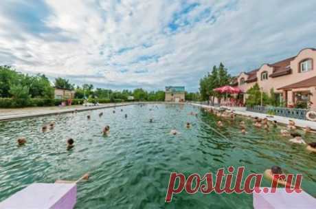 МУКАЧЕВО ,Мукачевский район славится сульфидными термальными водами. В самом городе в лечебно-оздоровительном комплексе «Латорица» открыт бассейн с целебной термальной водой. Температура воды тут 35 °С. В санатории лечат заболевания кожи и сердечно-сосудистой системы.