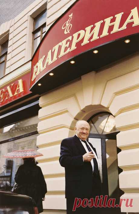 МЕХА - ЕКАТЕРИНА. МАГАЗИН-ХОЛОДИЛЬНИК ВОЗГЛАВИЛ ИЛЬДАР АКХУЗИН В 1991 г. В ЧЕСТЬ ЕГО ДОЧЕРИ ЕКАТЕРИНЫ НАЗВАН БРЕНД "МЕХА-ЕКАТЕРИНА" - МОСКВА, Б.ДМИТРОВКА, 11.-метро КУЗНЕЦКИЙ МОСТ.