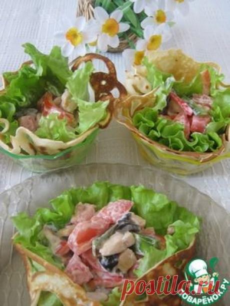 Салат с курицей и помидорами в ажурных блинчиках - кулинарный рецепт