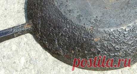 Даже и не думайте выбрасывать старую сковороду! Это видео поможет быстро и без мороки сделать ее почти новенькой