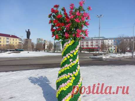 Праздничное украшение к 8 марта у Акимата г.Караганды