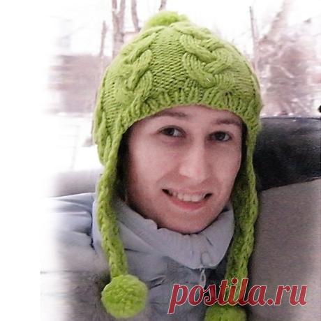 Шапочка с ушками и косами. Вязание на спицах Задорная шапочка с ушками, выполненная спицами из толстой пряжи, великолепно сочетается с теплыми куртками и пуховиками. Для сильных холодов можно сделать ее двойной или пришить подклад.