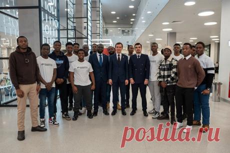 «Африка берет пример с России». Азиз Замалиев о фиджитал-играх. Киберспортсмены из Замбии, Нигерии, Камеруна, ЮАР, Бенина и других африканских стран соревновались в фиджитал-футболе и фиджитал-гонках.