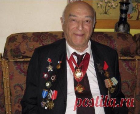 Владимир Этуш-народный артист СССР. Участник Великой Отечественной войны, награждён орденом Красной Звезды и медалями. 6 мая Владимиру Этушу исполнится 93 года.