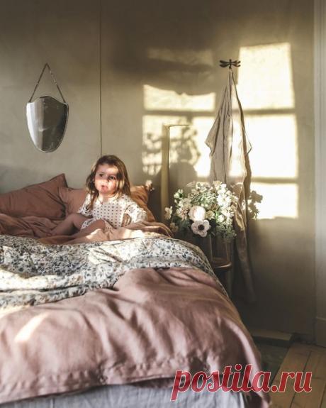 Ведь можно просто наслаждаться каждым днём своей жизни;
застыть, прикрыв глаза, и чувствовать,
как закатное солнце ласкает веки последними лучами,
ловить губами жасминовый ветер и пить спокойствие, будто воду…
Софья Ролдугина "Кофе для невлюбленных"
Фото: asminabylund