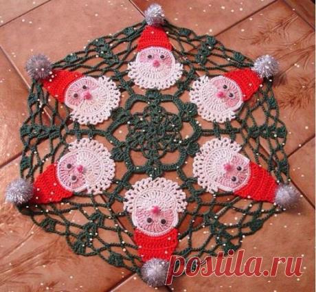 Вязаная салфетка с изображением Деда Мороза