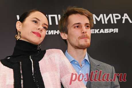 Иван Янковский и Диана Пожарская тайно женились. Российский актер театра и кино Иван Янковский и артистка Диана Пожарская поженились. Известно, что они пришли с обручальными кольцами на премьеру картины «Чемпион мира», где Янковский сыграл главного героя, а Пожарская его возлюбленную. «Мы женаты, уже давно», — заявил Янковский в беседе с журналистами Super.