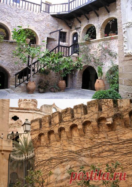 Милые испанские дворики.
Как милы испанские дворики – патио, которые часто представляют собой гостиную под открытым небом в средиземноморском стиле. Как правило, украшением таких двориков являются кадочные растения.