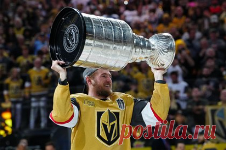 Россиянин из «Вегаса» провел свой день с Кубком Стэнли на яхте в Майами. Российский форвард «Вегас Голден Найтс» Иван Барбашев провел свой день с Кубком Стэнли. Каждый член команды-победителя Национальной хоккейной лиги (НХЛ) получает трофей на один день в свое распоряжение. Однако в 2022 году лига запретила россиянам привозить кубок на родину.