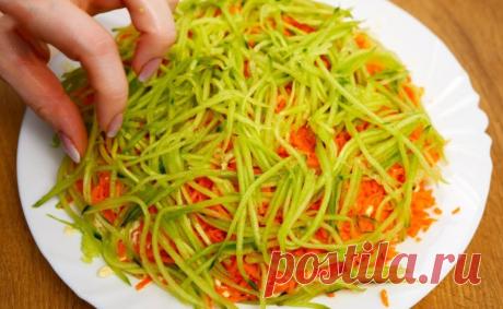 Потрясающе вкусный салат «Курица под новой шубой». Съедают в первую очередь Салат получается пикантным, с остринкой, ведь в состав входит корейская морковь. Основа салата – шампиньоны и куриное мясо