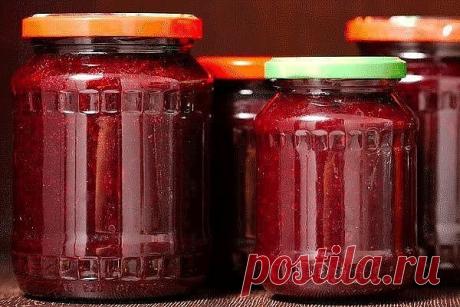 БОРЩ В БАНКЕ
Борщ в банке на зиму. Да-да, не удивляйтесь — это практически полноценный борщ. Вам останется всего лишь сварить мясной бульон картошку и капусту, добавить баночку борща и, все, обед готов!
Из этого количества продуктов выходит 12-13 банок по 0,5 л.