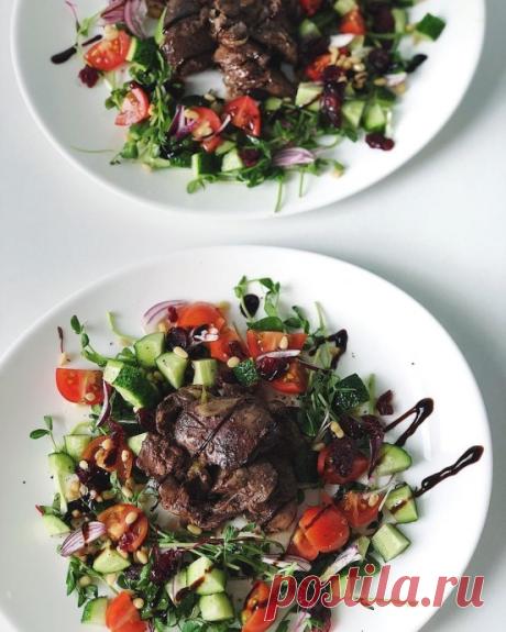 Тёплый салат с куриной печенью и вяленой клюквой Ингредиенты:
Куриная печень — 500 г Небольшие луковицы — 3 шт. Веточка розмарина — 1 шт. Чеснок — 1–2 зубчика
Мука — 1 ст. л.Свежий огурец — 1 шт. Томат — 1 шт. Красный сладкий лук — по вкусу Орешки...