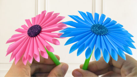 Простая летняя поделка из цветных трубочек: лепестки собираются на нить, центр закрывается блестящим фоамираном, а стебель крепится горячим клеем.