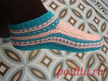 Тапочки связаны из Пехорки в 2 нити.
Узор на мыске можно использовать самый разный. Я вязала так: ЛР- 1лиц, 1 изн. ИР- все лиц. Повторять с 3ряда. Почему то он называется “кукуруза”, хотя под этим названием я знаю совсем другой узор. Если нужен размер больше или меньше, соответственно мысок вяжем длиннее или короче.
Тапочки получились чудесные! Удобно сидят на ножке. Размер, практически, универсальный (у меня 38, а у дочки 35 – обоим хорошо)
Описание тапочек спицами:
Н...