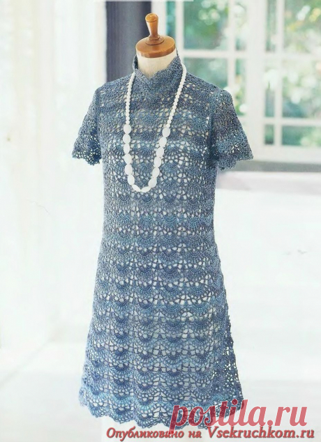 Очень нежное ажурное платье с коротким рукавом и воротником стоечкой, вязаное крючком. Воздушный узор «веерочки».
Очень подробный схемы для каждой детали этого платья.