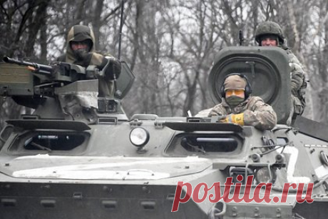 Российские военные уничтожили бронеавтомобиль ВСУ у Артемовска. Расчет российских десантников на мотовездеходах с противотанковым ракетным комплексом (ПТРК) «Корнет», уничтожил бронеавтомобиль Вооруженных сил Украины (ВСУ) западного производства в районе Артемовска. Об этом сообщает Минобороны РФ. Он был уничтожен с расстояния около пяти километров.
