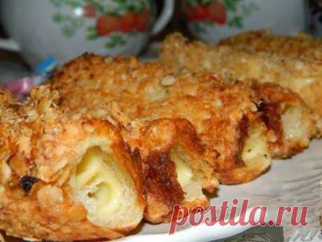 Горячие бутерброды-трубочки.
Хлеб, сыр...Сразу воображение рисует бутерброд. Предлагаю здесь творческий подход! Родные скажут вам спасибо!
Ингредиенты:
Хлеб (белый, тостовый) — 6 шт
Сыр плавленный (ломтики) — 6 шт
Яйцо — 2 шт
Хлопья овсяные — 1 стак.
Соль
Масло растительное (для жарки)
Приготовление:
Хлеб очень хорошо раскатать скалкой и обрезать бока или наоборот... Разложить ломтики сыра. В одной чаше взбить немного вилкой яйца с солью, а в другую насыпать овсяные х...